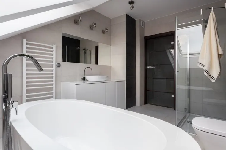 Création d'une salle de bain sur mesure avec une douche et une baignoire, La Rochelle, Ekidoma