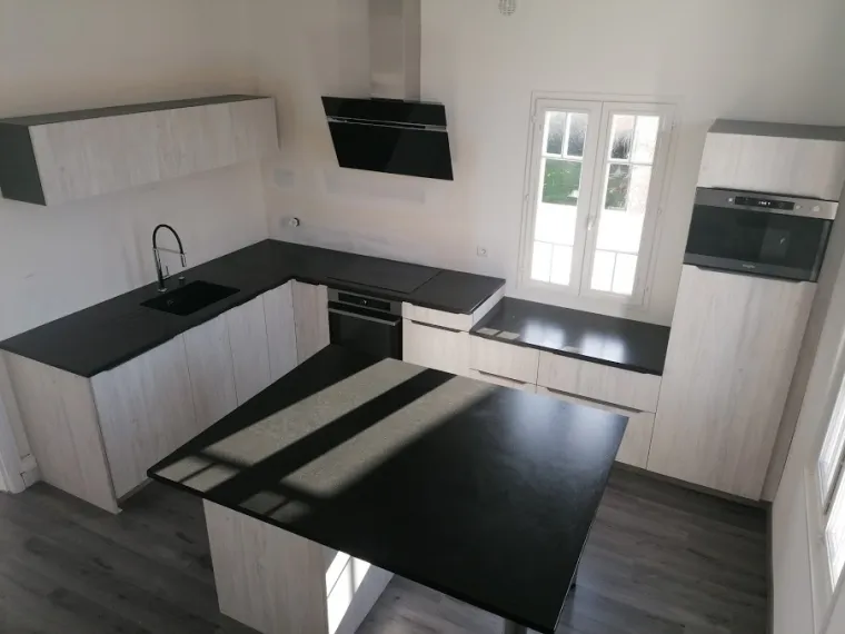 Rénovation d'une cuisine avec plan de travail en granit, La Rochelle, Ekidoma
