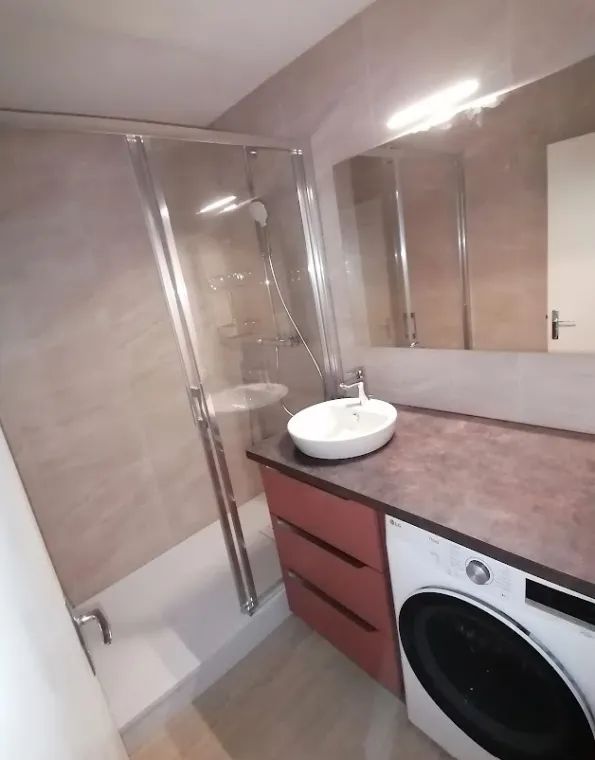 Machine à laver en prolongement d'un mobilier SDB