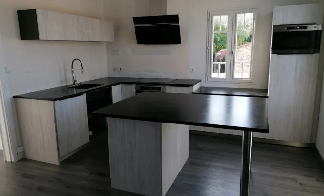 Rénovation d'une cuisine avec plan de travail en granit, La Rochelle, Ekidoma